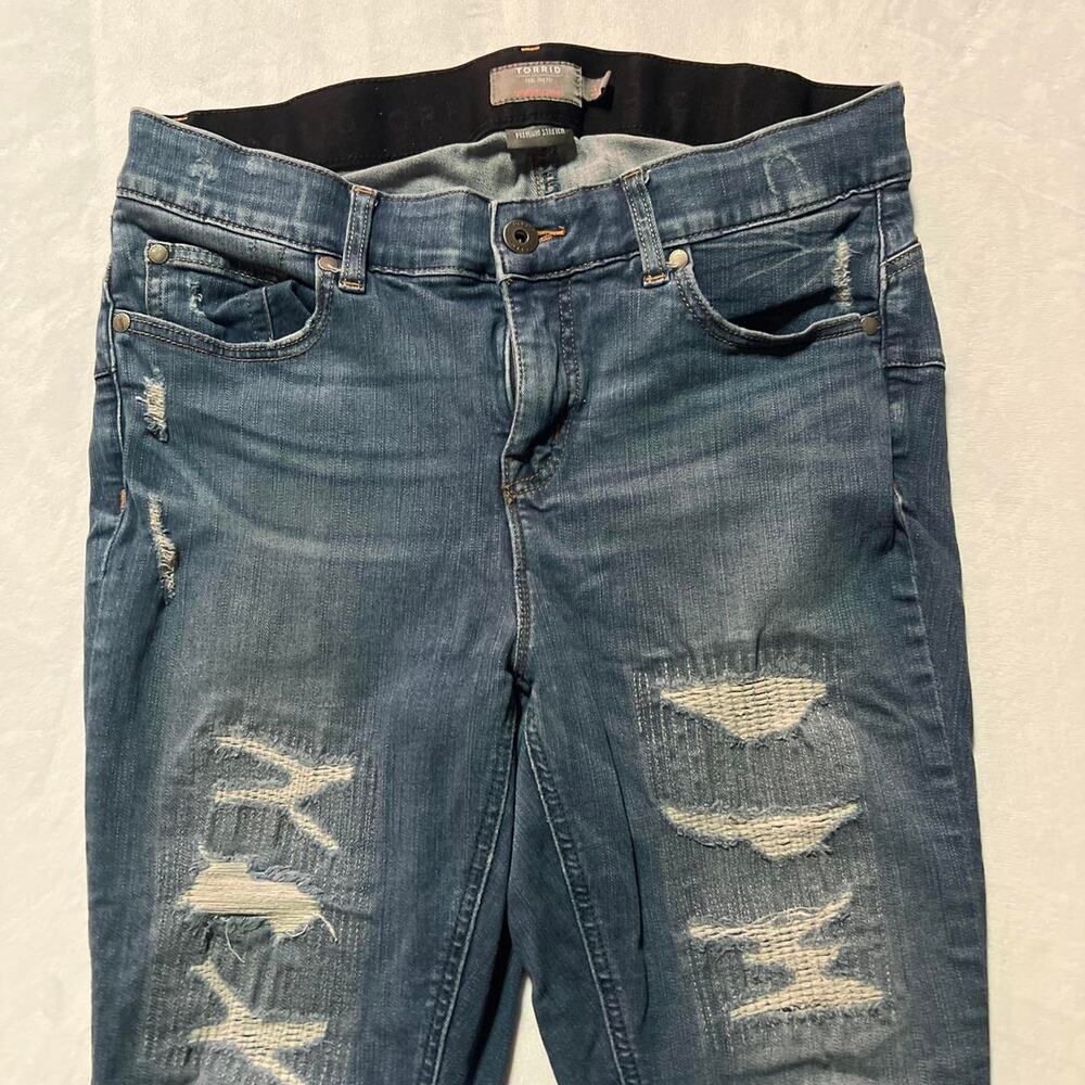 Torrid bombshell skinny size 14R raw hem and distressed - Picture 5 of 8